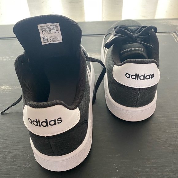 Adidas youth size4 sneakers like new worn 1x. - Picture 4 of 5